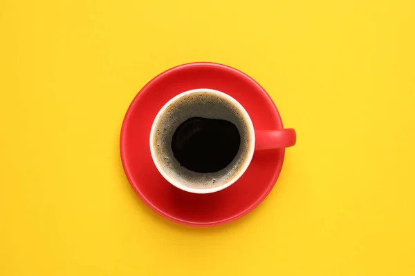 黄色の背景に赤いカップで芳香のあるコーヒー トップビュー — ストック写真