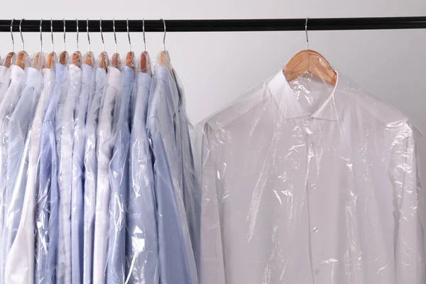 Hangers Met Shirts Droge Reiniging Plastic Zakken Rek Tegen Een — Stockfoto