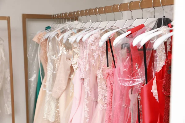 Différentes Belles Robes Sur Cintres Dans Salon Location Vêtements — Photo