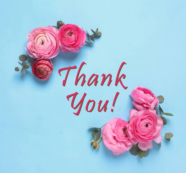 Цветы и текст "Спасибо" на светло-голубом фоне, плоская кладка. Конструкция поздравительной открытки