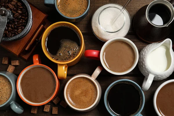 Tassen Mit Frischem Aromatischen Kaffee Auf Holztisch Flach Gelegt — Stockfoto