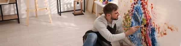 Joven Pintando Sobre Lienzo Con Pincel Estudio Artista Diseño Banner — Foto de Stock