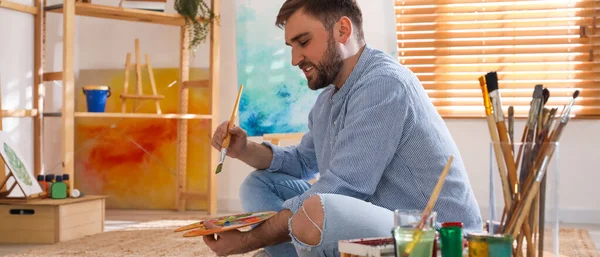 Joven Pintando Con Pincel Estudio Artista Diseño Banner — Foto de Stock