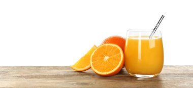 Lezzetli portakal suyu ve ahşap masada beyaz arka planda taze meyveler. Metin için boşluk