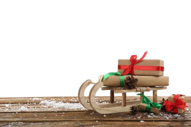 Süslü kızak, Noel hediyesi kutuları ahşap masada. Metin için boşluk