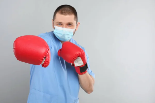 Dottore Con Maschera Protettiva Guanti Boxe Sfondo Grigio Chiaro Spazio — Foto Stock