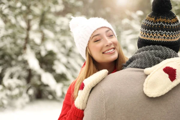 Beautiful Happy Couple Outdoors Winter Day — Stock Photo, Image