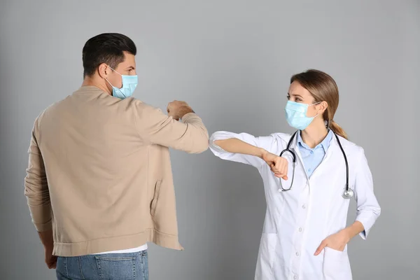 Médico Paciente Haciendo Golpe Codo Lugar Apretón Manos Sobre Fondo — Foto de Stock