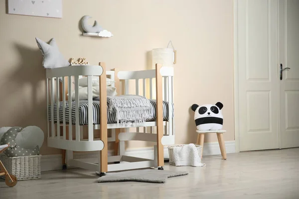 현대식 침대와 장난감 실내의 귀여운 — 스톡 사진