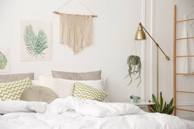 Güzel taze ev bitkileriyle modern yatak odası.