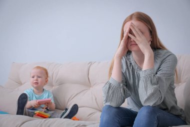 Oturma odasında çocuklu depresif bekar anne.