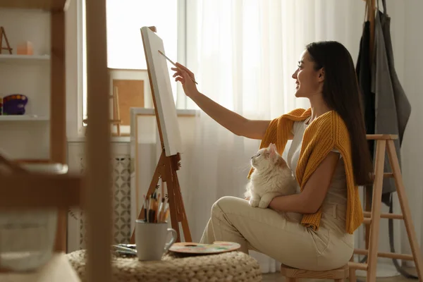 Beautiful Young Woman Drawing Easel Cat Home — ストック写真