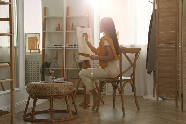 Beautiful Young Woman Drawing Easel Home — ストック写真