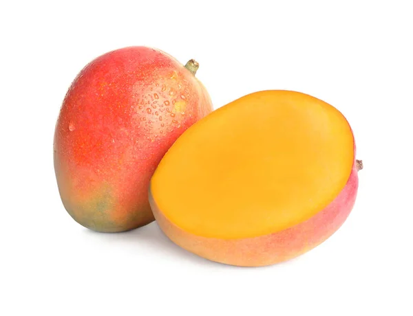 Deliciosos Mangos Enteros Cortados Sobre Fondo Blanco — Foto de Stock