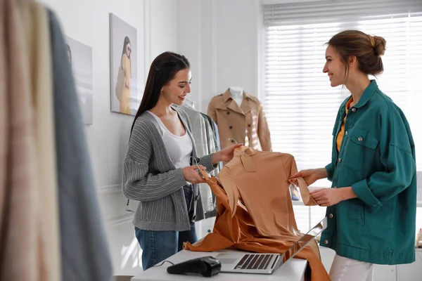 Mujer Joven Comprando Ropa Boutique Moderna — Foto de Stock