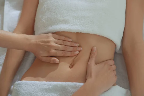 Vrouw Het Ontvangen Van Professionele Buik Massage Close Uitzicht — Stockfoto