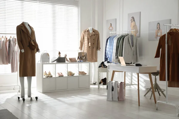 Kollektion Stilvoller Damenkleidung Schuhe Und Accessoires Modernen Boutiquen — Stockfoto
