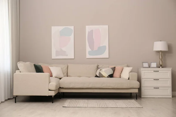 时尚的客厅 内饰现代舒适的沙发和图片 — 图库照片