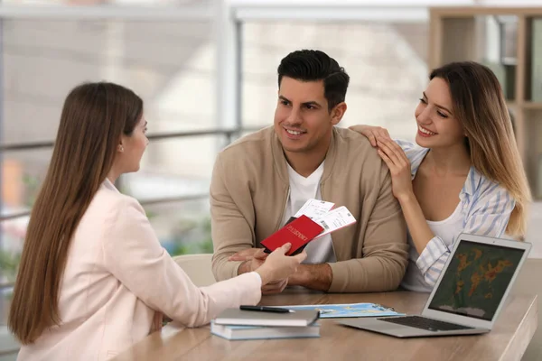 Reisebüro Verteilt Tickets Und Reisepässe Kunden Büro — Stockfoto