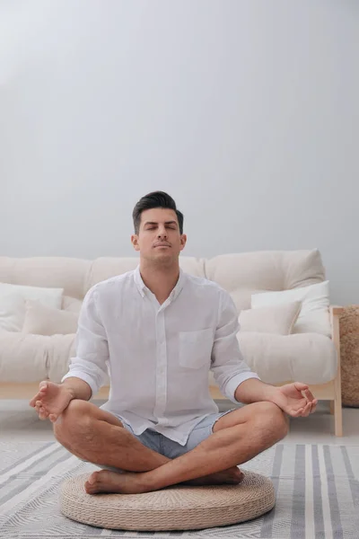 Hombre Meditando Alfombra Mimbre Casa — Foto de Stock