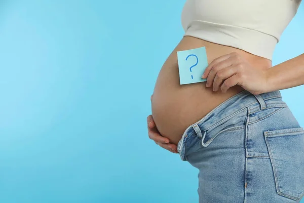 Zwangere Vrouw Met Plakkerige Noot Lichtblauwe Achtergrond Close Naam Van — Stockfoto