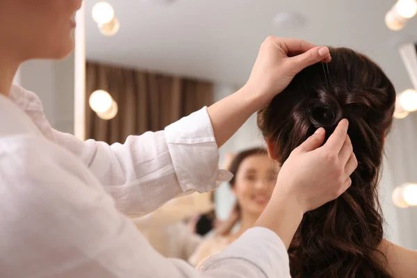 发型师在沙龙里与客户合作 做发型 — 图库照片