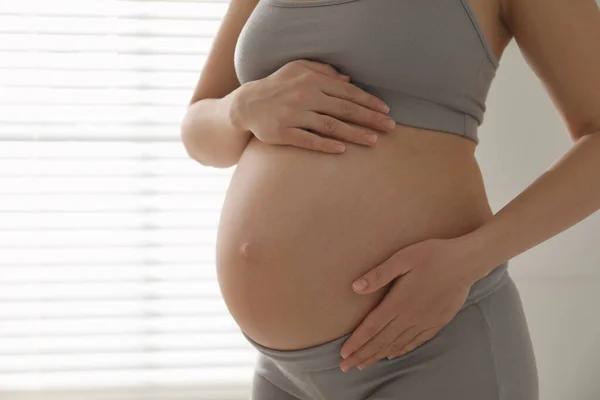 Jeune Femme Enceinte Touchant Ventre Près Fenêtre Intérieur Gros Plan — Photo