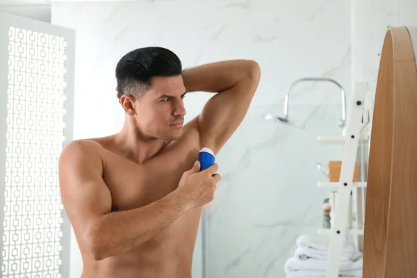 Hombre Guapo Aplicando Desodorante Axila Cerca Del Espejo Baño — Foto de Stock