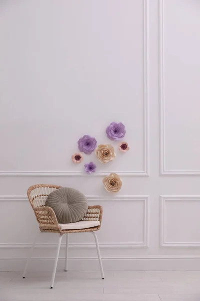 花の装飾とアームチェア付きのスタイリッシュな部屋のインテリア — ストック写真