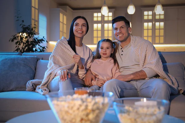 Família Assistindo Filme Sofá Noite — Fotografia de Stock