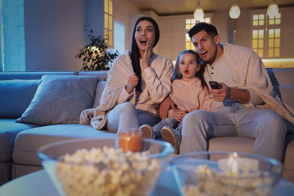 Família Assistindo Filme Sofá Noite — Fotografia de Stock