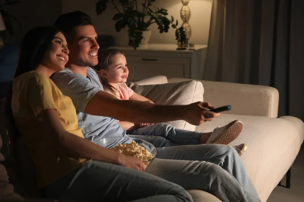 家人晚上在沙发上看爆米花电影 — 图库照片