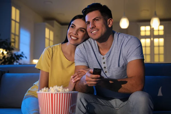 Para Oglądających Film Popcornem Kanapie Nocy — Zdjęcie stockowe