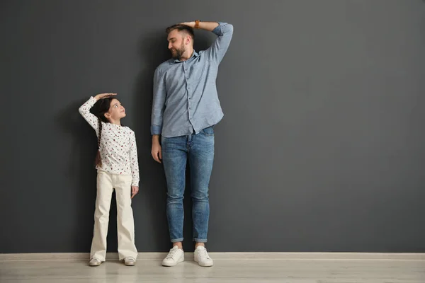 ⬇ Скачать Картинки Comparing Height, Стоковые Фото Comparing.