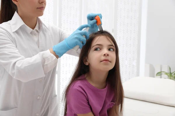 Doctor Using Nit Comb Spray Little Girl Indoors Lice Treatment — Stock Photo, Image