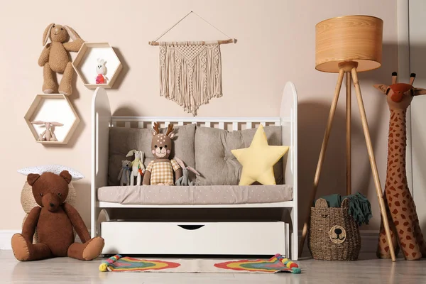 Quarto Acolhedor Com Mobiliário Elegante Brinquedos Para Bebê Design Interiores — Fotografia de Stock