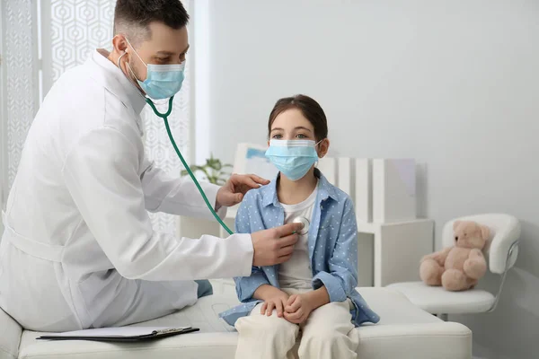 Barnläkare Undersöker Liten Flicka Sjukhuset Läkare Och Patient Bär Skyddsmasker — Stockfoto