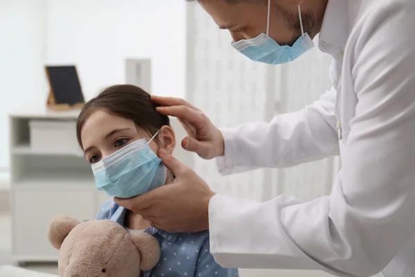 Pediatra Che Visita Ragazzina Ospedale Medico Paziente Con Maschere Protettive — Foto Stock