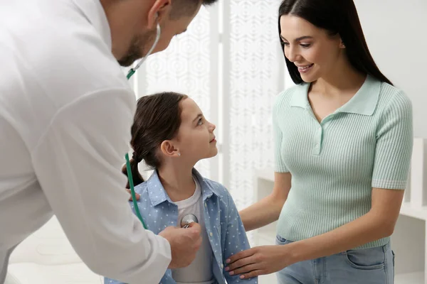 Mor Med Dotter Besöker Barnläkare Sjukhus Läkare Undersöker Liten Flicka — Stockfoto
