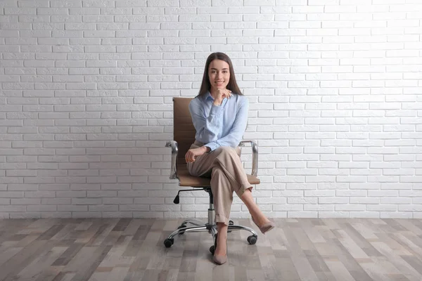 Jeune Femme Affaires Assise Dans Une Chaise Bureau Près Mur — Photo