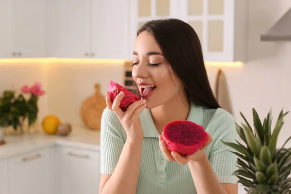 Mujer Joven Con Pitahaya Fresco Cocina Espacio Para Texto Fruta — Foto de Stock