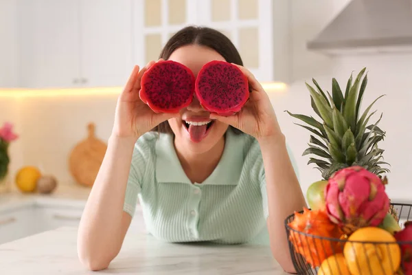 Mujer Joven Con Pitahaya Fresco Cocina Fruta Exótica — Foto de Stock