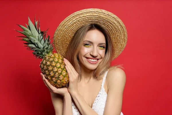 Junge Frau Mit Frischer Ananas Auf Rotem Hintergrund Exotische Früchte — Stockfoto