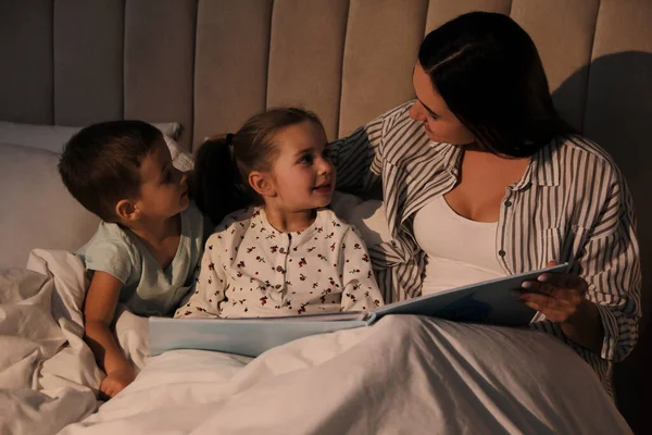 Mãe Lendo História Dormir Para Seus Filhos Casa — Fotografia de Stock