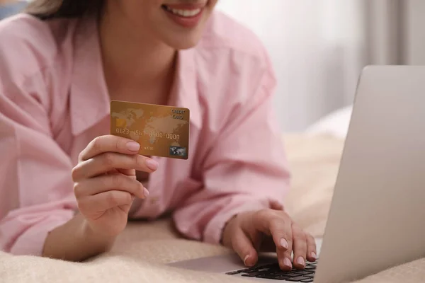 Mujer Con Tarjeta Crédito Utilizando Ordenador Portátil Para Las Compras —  Fotos de Stock