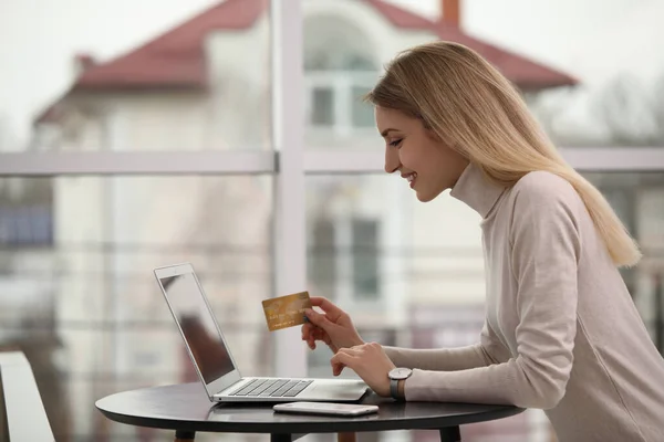 Mujer Con Tarjeta Crédito Utilizando Ordenador Portátil Para Compras Línea —  Fotos de Stock