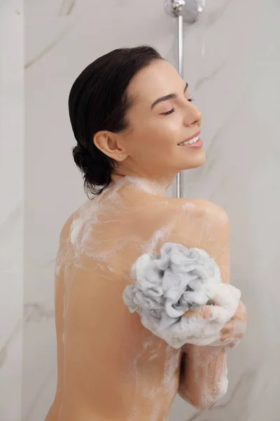Jeune Femme Avec Pouf Mesh Prenant Une Douche Maison — Photo