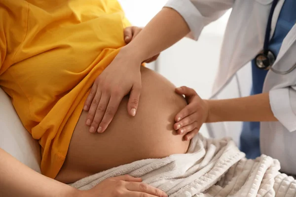 Médico Examinando Mulher Antes Dar Luz Casa Close — Fotografia de Stock