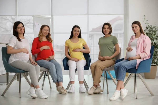 Ομάδα Εγκύων Γυναικών Μαθήματα Για Μέλλουσες Μητέρες Εσωτερικούς Χώρους — Φωτογραφία Αρχείου