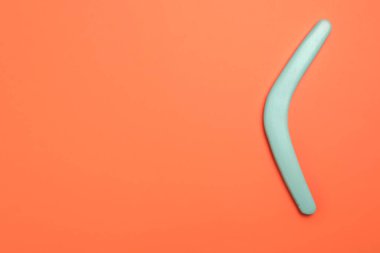 Turkuaz bumerang turuncu arka plan, üst manzara. Metin için boşluk